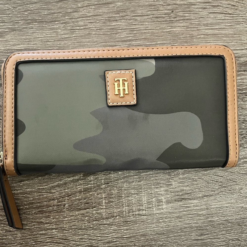 Tommy Hilfiger Camouflage Zip-Around Wallet